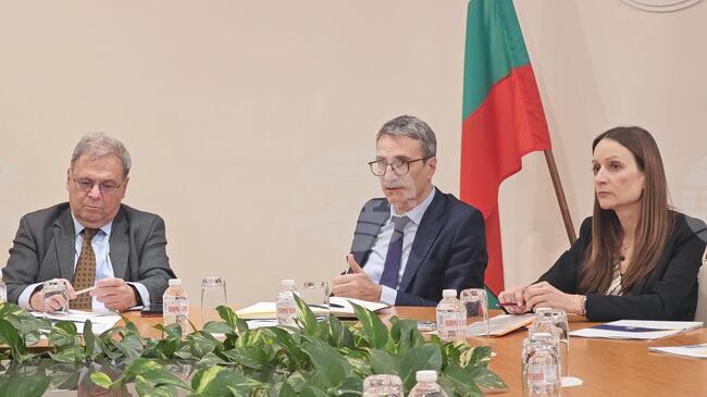 Възможностите за ограничаване на негативните ефекти от високите цени на тока са обсъдени на работна среща в Министерството на енергетиката