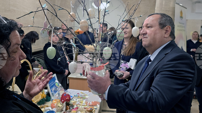 Плетени декорации, шоколадови бонбони и козунаци са част от традиционния базар с кауза за Великден в социалното министерство