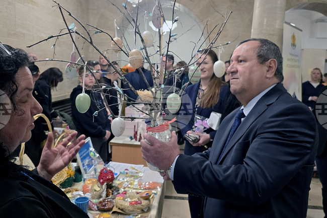 Плетени декорации, шоколадови бонбони и козунаци са част от традиционния базар с кауза за Великден в социалното министерство