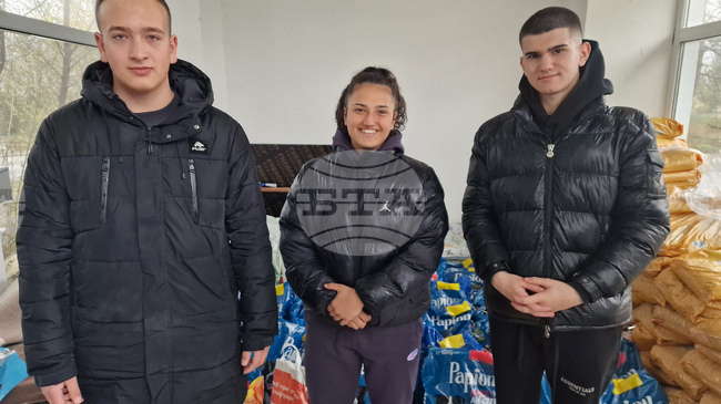 Учители и ученици от Професионална гимназия по електроника „Джон Атанасов“ в Стара Загора дариха храна за Общинския приют за безстопанствени животни в село Могила