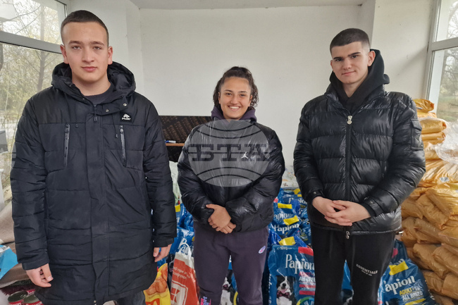 Учители и ученици от Професионална гимназия по електроника „Джон Атанасов“ в Стара Загора дариха храна за Общинския приют за безстопанствени животни в село Могила