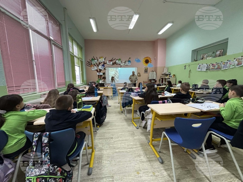 Международният ден на детската книга бе отбелязан в Трето ОУ „Гоце Делчев“ в Петрич с литературна среща с писателя Слави Митов