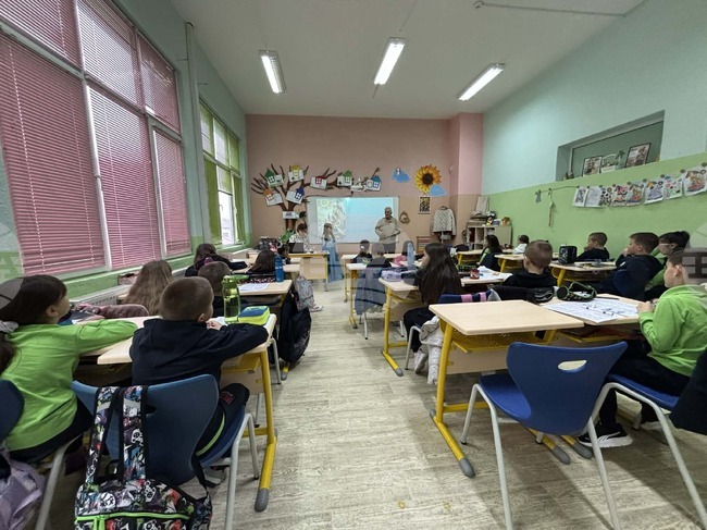 Международният ден на детската книга бе отбелязан в Трето ОУ „Гоце Делчев“ в Петрич с литературна среща с писателя Слави Митов