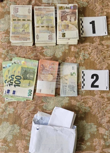 Мъж от Лом е задържан по подозрение, че купува гласове, намерена е тетрадка с имена и цифри срещу тях