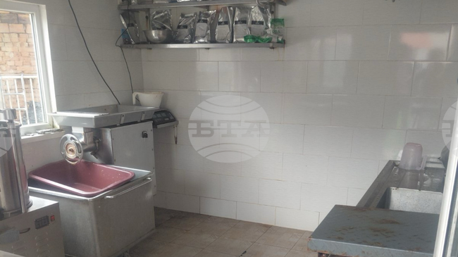 Областната дирекция по безопасност на храните в Ловеч затвори незаконен цех за преработка на месо в луковитското село Торос