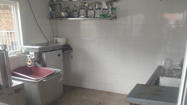 Областната дирекция по безопасност на храните в Ловеч затвори незаконен цех за преработка на месо в луковитското село Торос