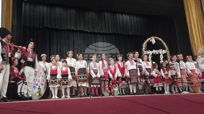 С инициативата „Пъстър Великден“ в Гулянци поставиха началото на пролетните празници