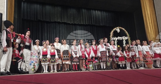 С инициативата „Пъстър Великден“ в Гулянци поставиха началото на пролетните празници