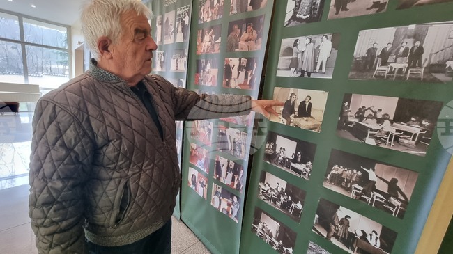 Историята на самодейния театър в Брезник оживява чрез снимки и декори на читалищния работник Божидар Пантев