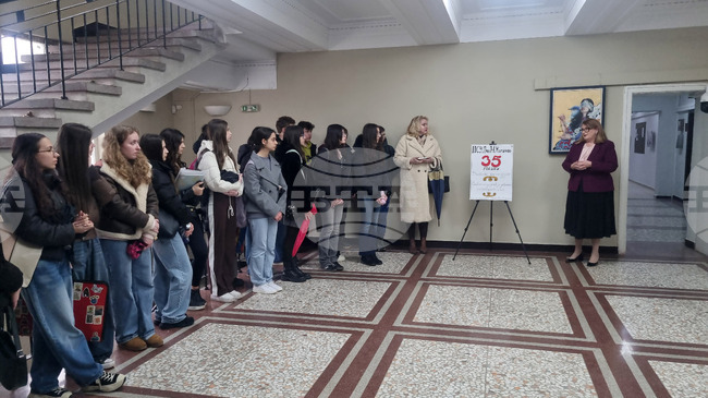 Ученици подредиха изложба във фоайето на Окръжния съд в Търговище 