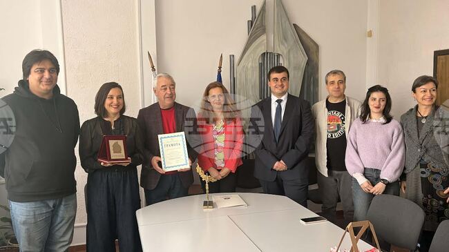 Областният управител Ива Радева удостои екипа на Държавния куклен театър - Стара Загора с почетен плакет за спектакъла "Голямата шапка"