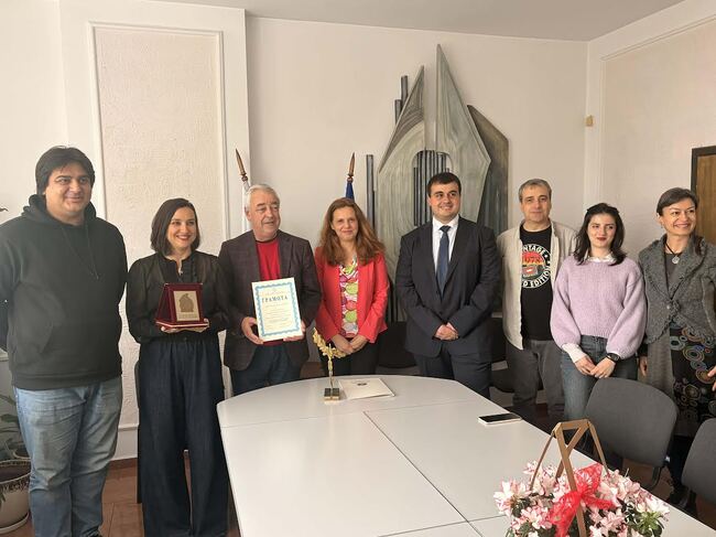 Областният управител Ива Радева удостои екипа на Държавния куклен театър - Стара Загора с почетен плакет за спектакъла "Голямата шапка"