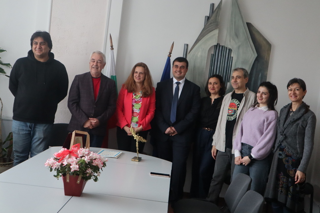 Областна администрация Стара Загора: Областният управител Ива Радева връчи Почетен плакет на Държавен куклен театър Стара Загора