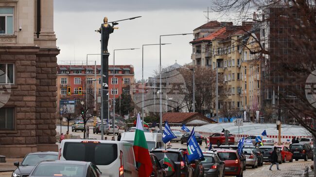 Граждани се събраха на протестно автошествие в София срещу увеличението на цените на горивата