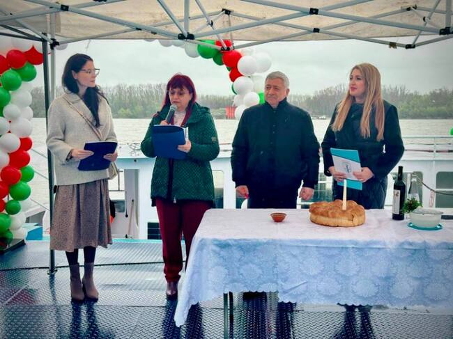 Нов екологичен катамаран „Иноватор“ бе официално осветен и кръстен в Русе