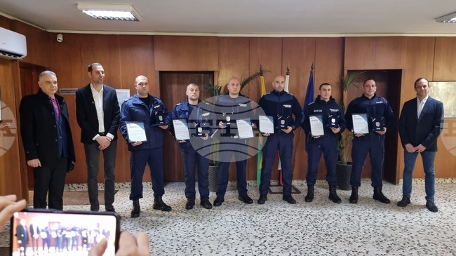 Полицаите, спасили дете от падане от осми етаж, бяха наградени от кмета на Ямбол, предложени са и за награди на МВР