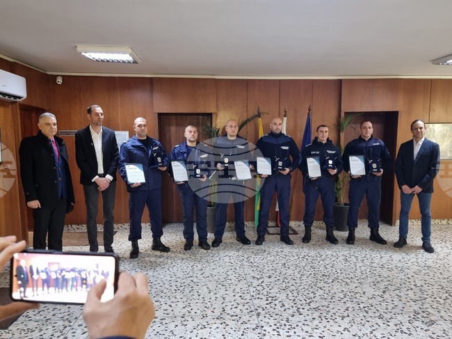 Полицаите, спасили дете от падане от осми етаж, бяха наградени от кмета на Ямбол, предложени са и за награди на МВР