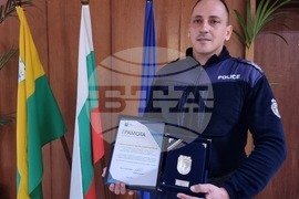 Ямбол - полицаи - награди - спасено дете