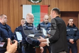 Ямбол - полицаи - награди - спасено дете