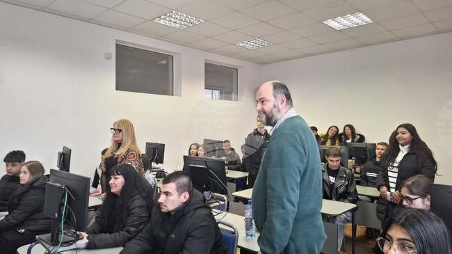 Ученици от Луковит се запознаха с възможностите за обучение във Висшето транспортно училище