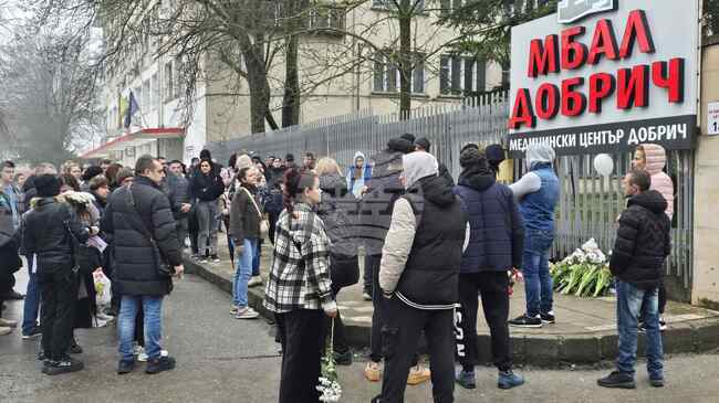Жители на Добрич излязоха на мълчаливо бдение пред сградата на болницата, след като 4-годишно дете почина 