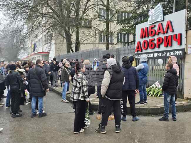 Жители на Добрич излязоха на мълчаливо бдение пред сградата на болницата, след като 4-годишно дете почина 