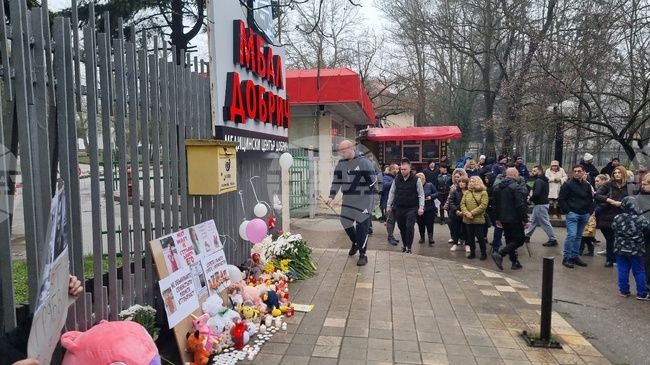 Над час продължи мирното бдение пред болницата в Добрич заради смъртта на 4-годишно дете
