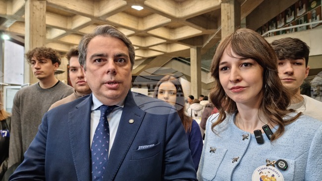 През последните дни се правят опити да се плашат българските граждани, заяви във Враца лидерът на "Продължаваме промяната" Асен Василев