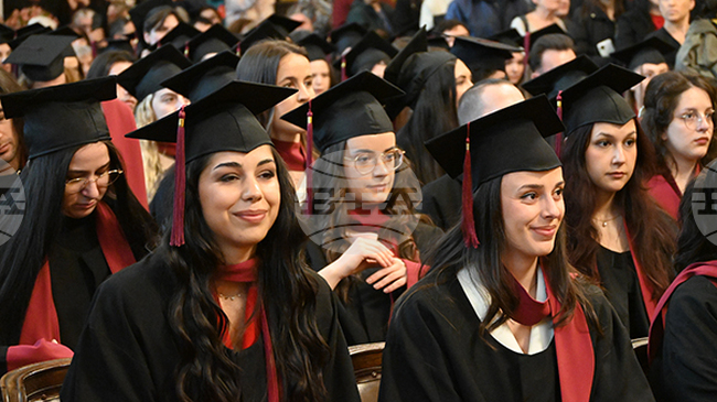 Общо 283 бакалаври и магистри от випуска за 2025 г. на Факултета по класически и нови филологии в Софийския университет получиха дипломите си 