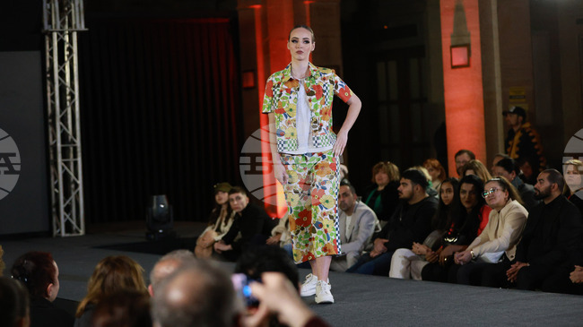 Дизайнери от България, Италия и Китай представиха свои специални колекции във фоайето на централната жп гара в Русе