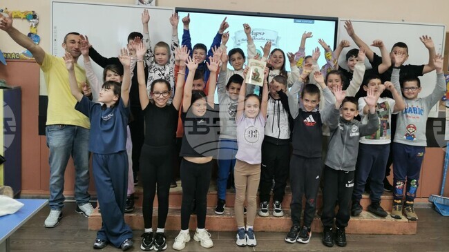 Второкласници от Ловеч се срещнаха с родител на своя съученичка, автор на книги