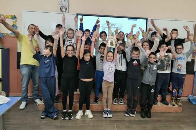 Второкласници от Ловеч се срещнаха с родител на своя съученичка, автор на книги