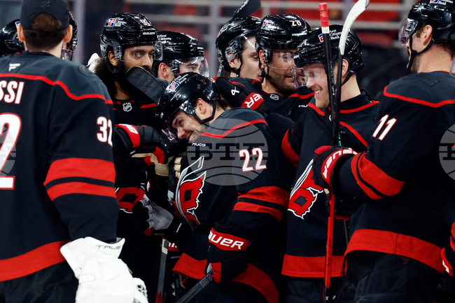 Каролина се наложи при домакинството си на Кълъмбъс в НХЛ