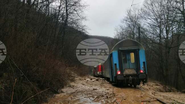 Новоактивирало се свлачище в междугарието Радунци – Дъбово, причинено от интензивни валежи, е причината за инцидента с пътническия влак