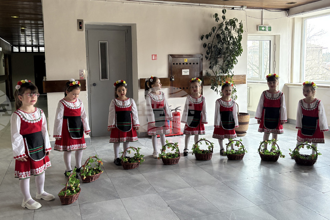 Лазарки от детска градина „Звънче“ танцуваха и пяха в сградата на Община Самоков