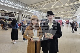 Честване на столицата - студенти от НАТФИЗ раздават картички на летището