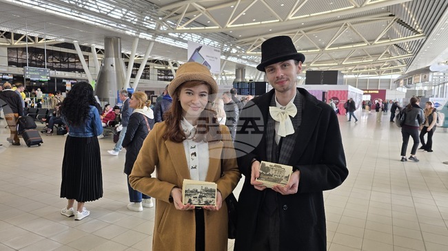 Студенти в ретро костюми подариха реплики на стари пощенска картички с изгледи от София на пътници на столичното летище 
