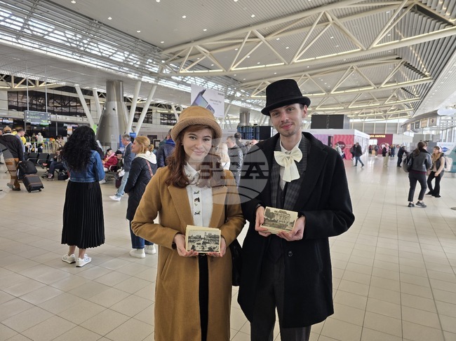 Честване на столицата - студенти от НАТФИЗ раздават картички на летището