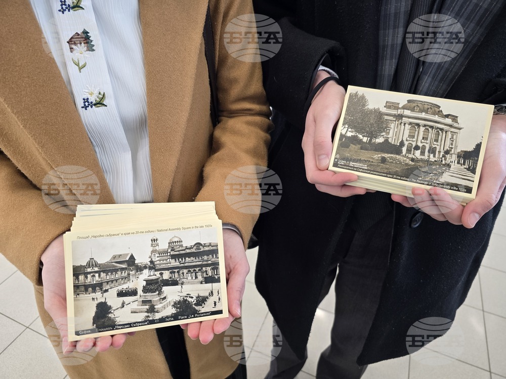 Честване на столицата - студенти от НАТФИЗ раздават картички на летището