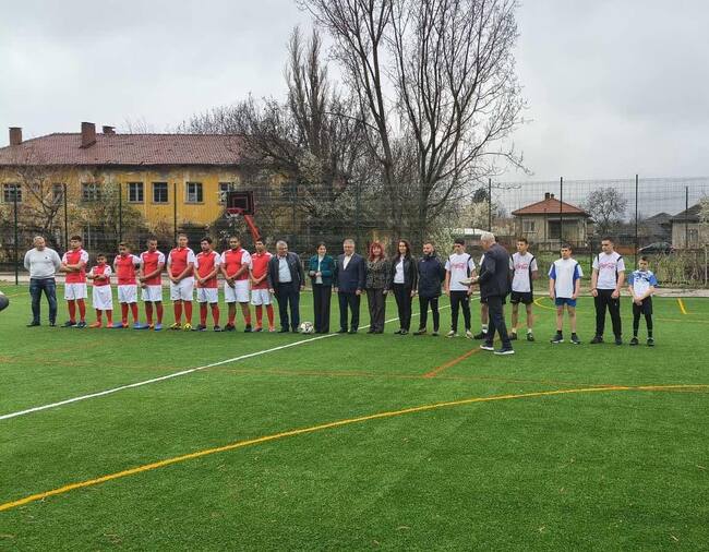 Областна администрация Видин: Областният управител присъства на откриването на STEM център и спортна площадка в СУ „Св. св. Кирил и Методий“ - Ново село