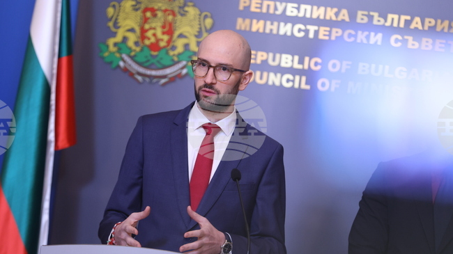 Част от средствата по подаденото четвърто искане по НПВУ са под риск, каза служебният финансов министър на брифинг в МС