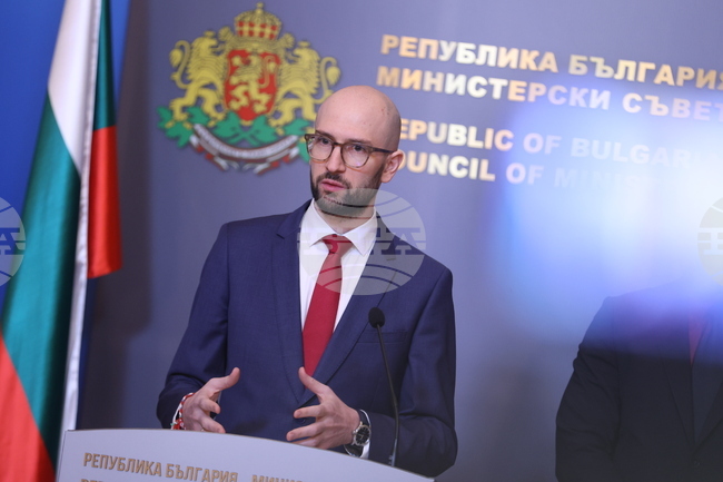 Част от средствата по подаденото четвърто искане по НПВУ са под риск, каза служебният финансов министър на брифинг в МС