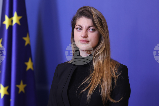 Водим активни преговори с ЕК за отлагане на крайния срок за създаване на антикорупционна комисия, каза Мария Недина