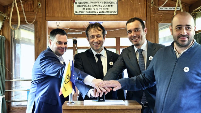 Министерство на транспорта и съобщенията: Първите софийски трамвай и тролей украсяват пощенска марка 