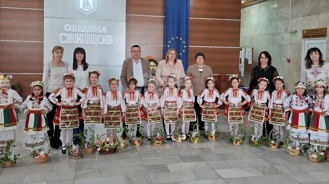 Лазарки гостуваха в общинската администрация в Свищов