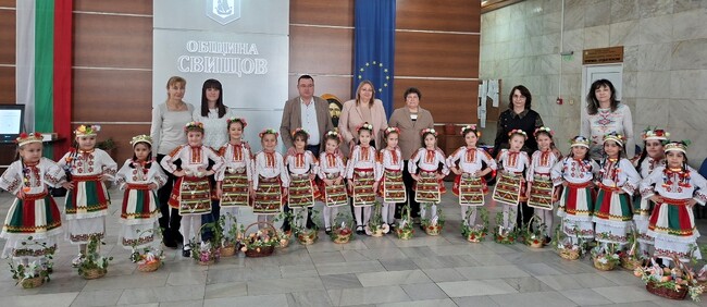 Лазарки гостуваха в общинската администрация в Свищов