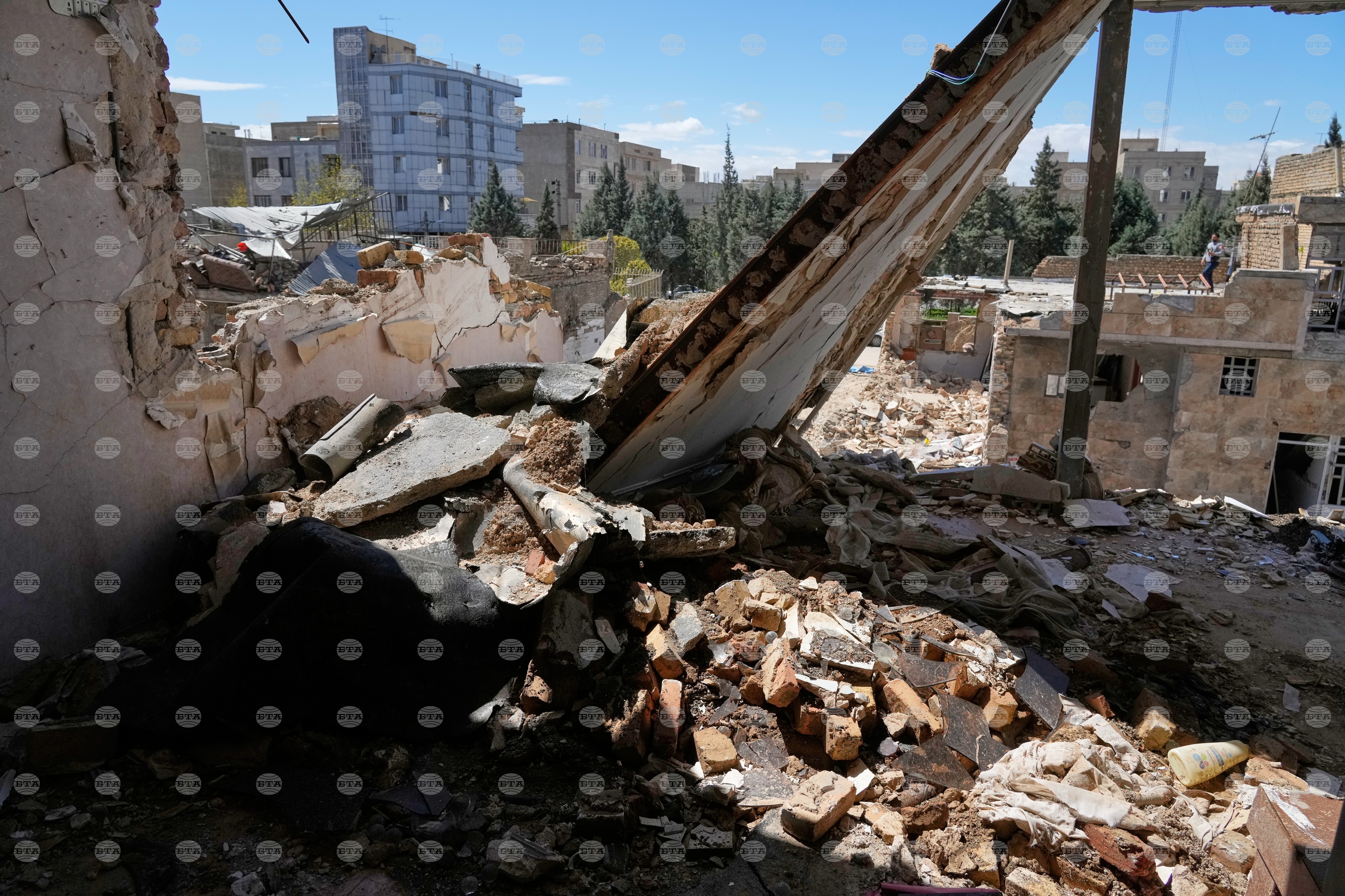 Елитен ирански университет в Техеран бе бомбардиран