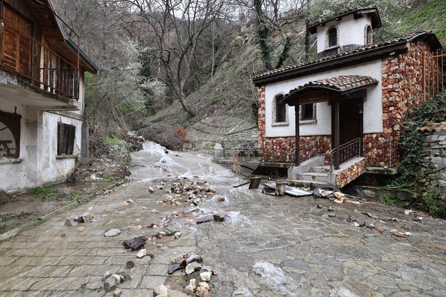 Продължава отводняването на две улици в село Бачково, обстановката е спокойна, съобщи кметът Христо Калчев