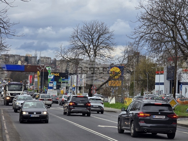 Повече от 1300 жители на област Кърджали до момента са заявили еднократна помощ за гориво от 20 евро