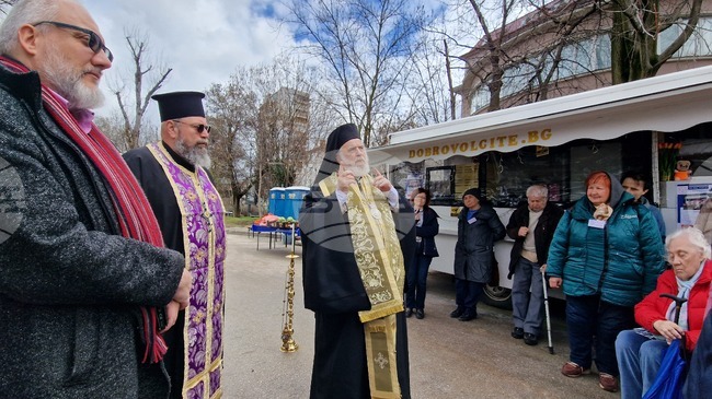Една развита цивилизация не може без доброволчество, каза епископ Тихон пред „Камиончето за топла храна“